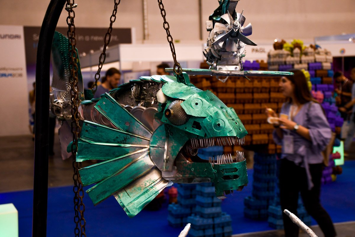 Такая зубастая пиранья украшала зал