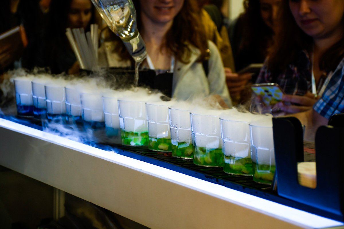 Для посетителей работал бесплатный фудкорт, можно было зарядиться кофеином, или расслабиться алкоголем