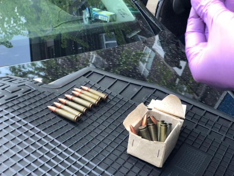 При обыске авто у задержанного изъяли патроны и вещества, похожие на наркотики 