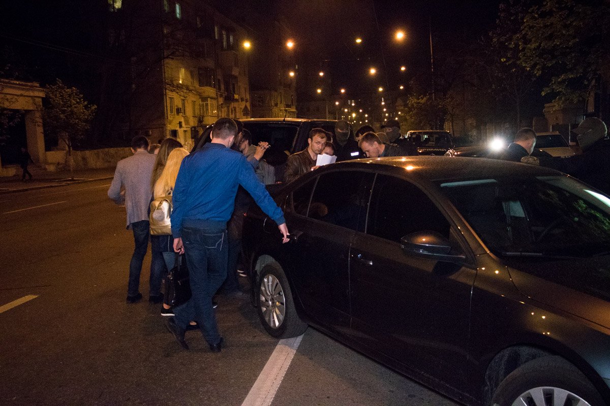 Задержание и обыск сотрудника СБУ длился до позднего вечера 