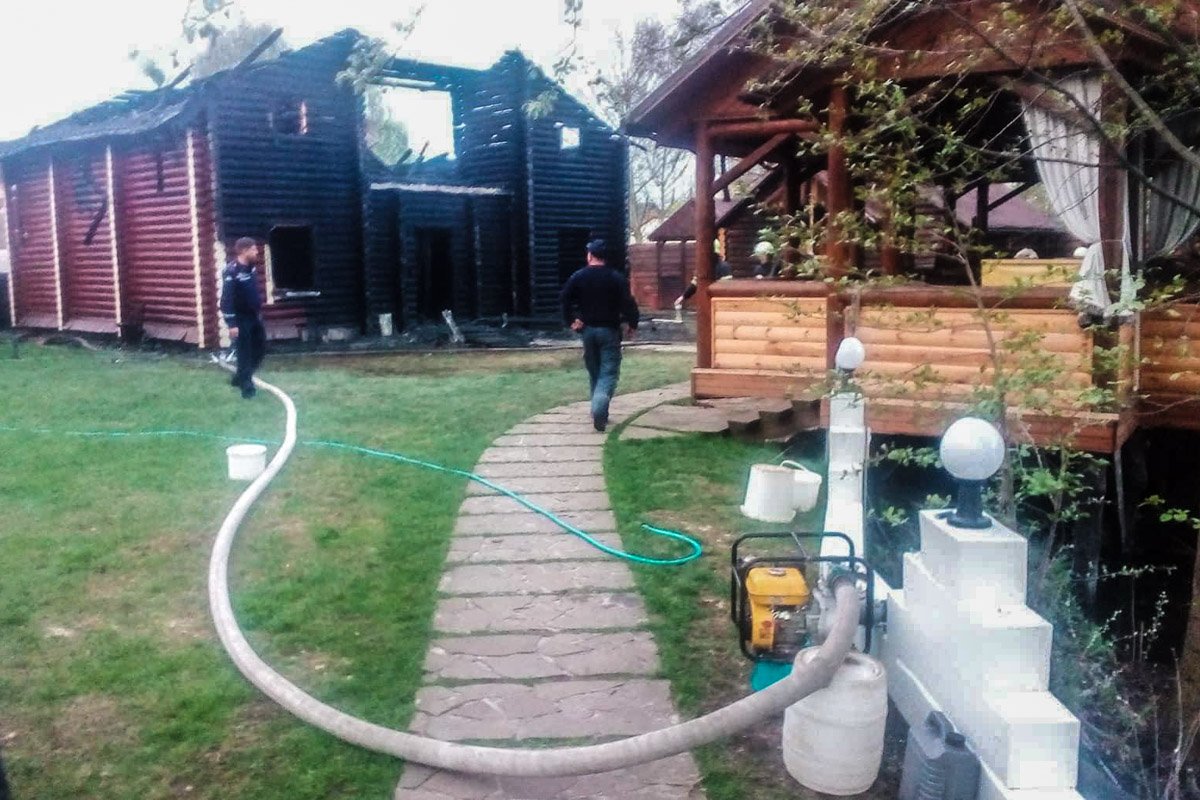 На Новообуховском шоссе загорелся загородный ресторанный комплекс «Матрешка» На Новообуховском шоссе загорелся загородный ресторанный комплекс «Матрешка»