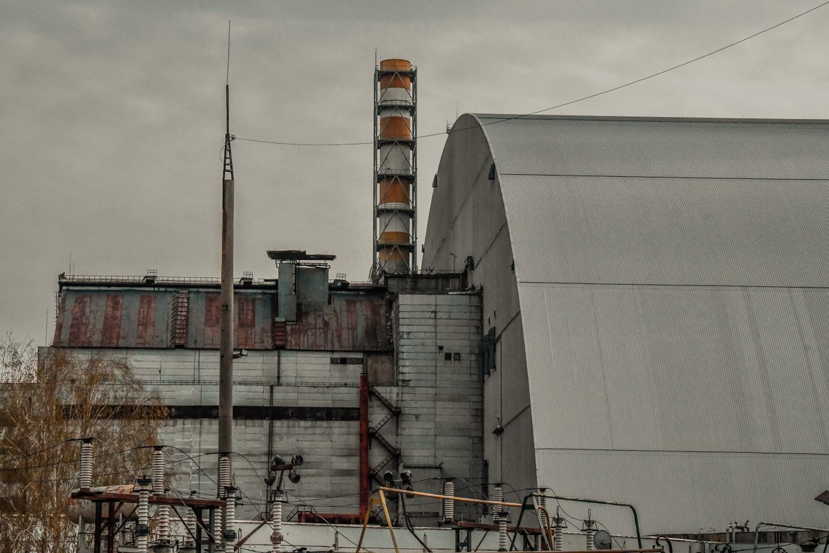 Знаменитая полосатая труба все еще возвышается над станцией