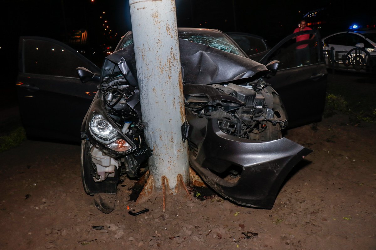 По словам пассажира, у машины лопнула шина и она стала неуправляемой По словам пассажира, у машины лопнула шина и она стала неуправляемой