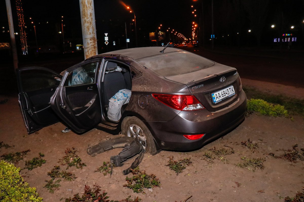 Проехав десять метров по клумбе, машина остановилась в столб Проехав десять метров по клумбе, машина остановилась в столб