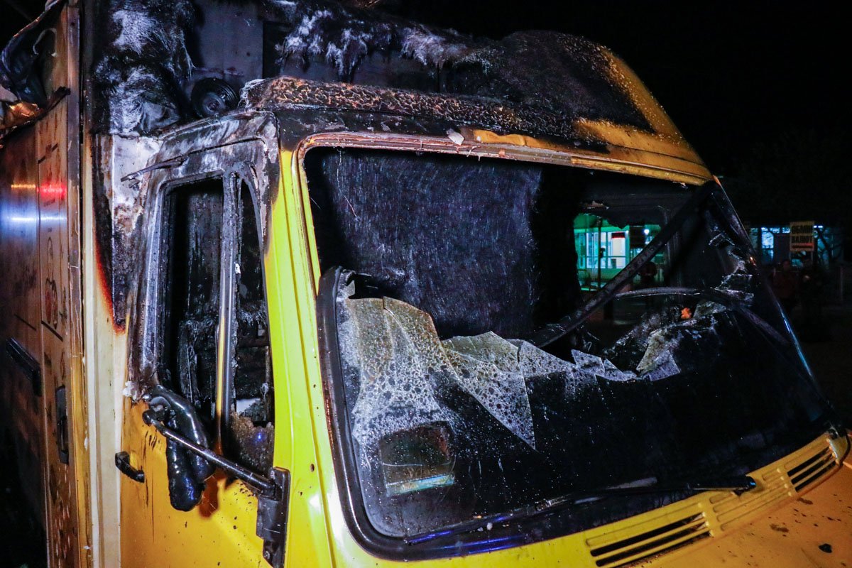 Больше всего пострадала кабина микроавтобуса Больше всего пострадала кабина микроавтобуса