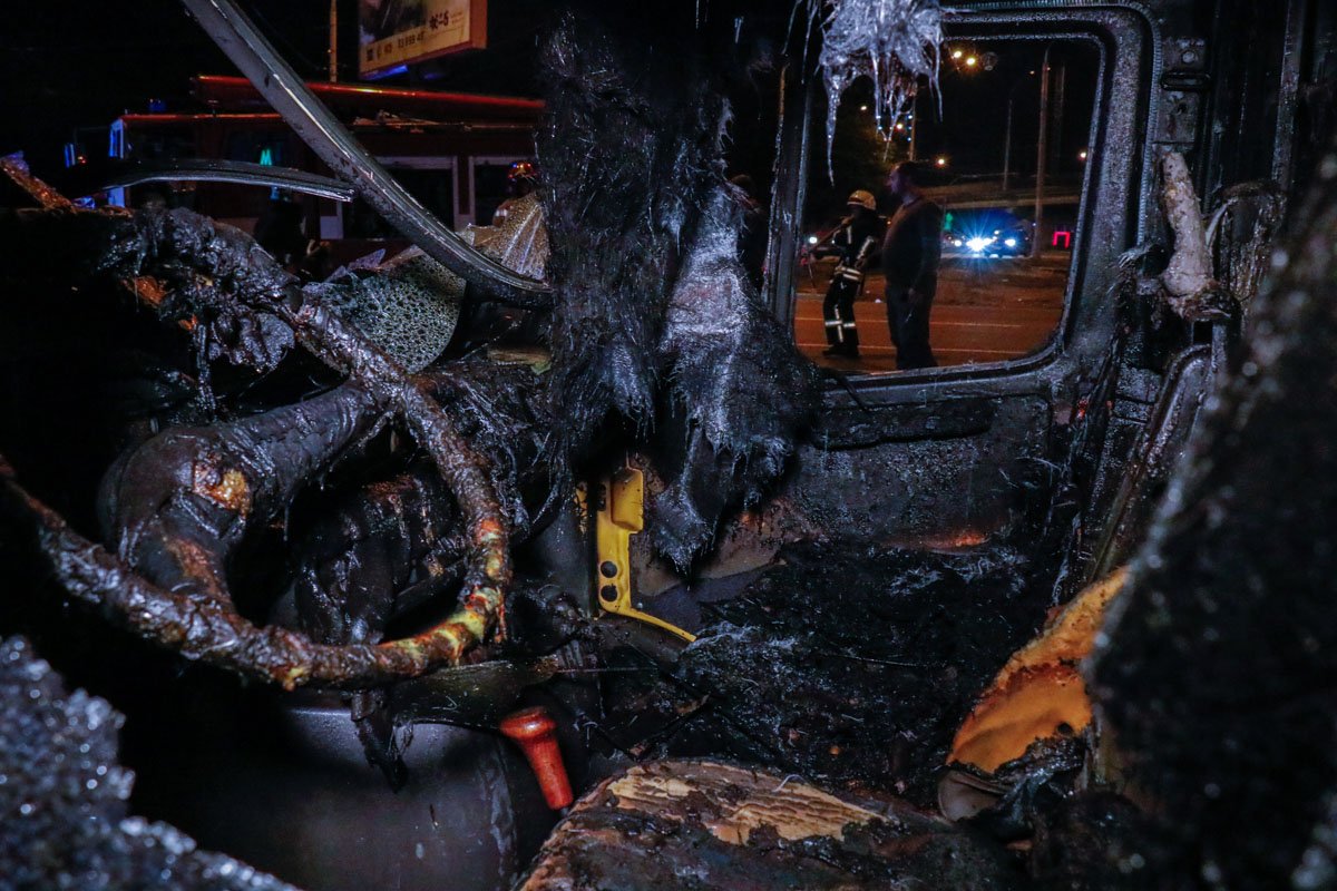 Внутри кабины целого ничего не осталось Внутри кабины целого ничего не осталось