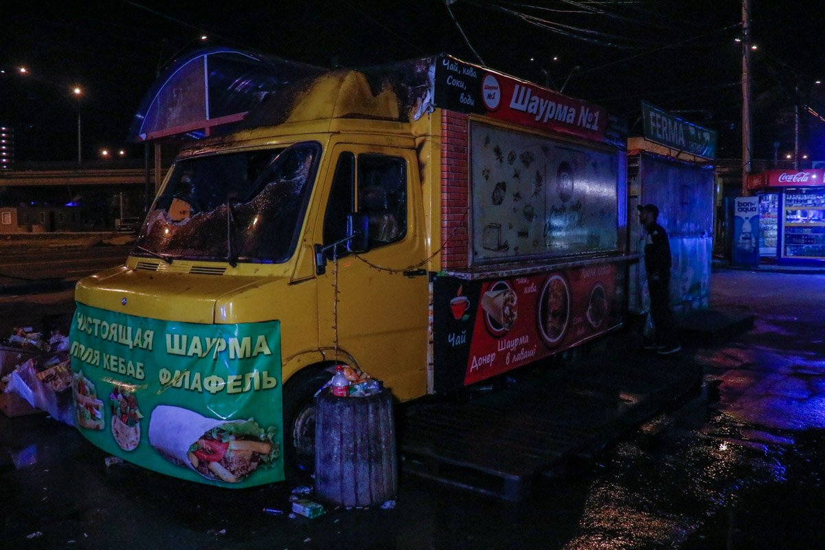 Огонь с мусора перешел на лоток с шаурмой Огонь с мусора перешел на лоток с шаурмой