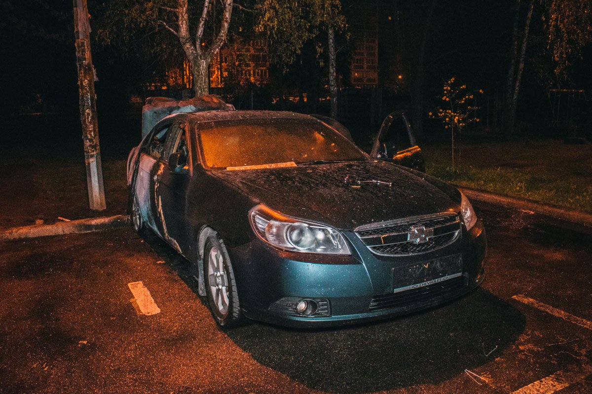 Машина загорелась во дворе жилой многоэтажки №7 по улице Нежинская.