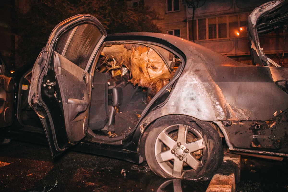 У авто полностью выгорели салон и багажник