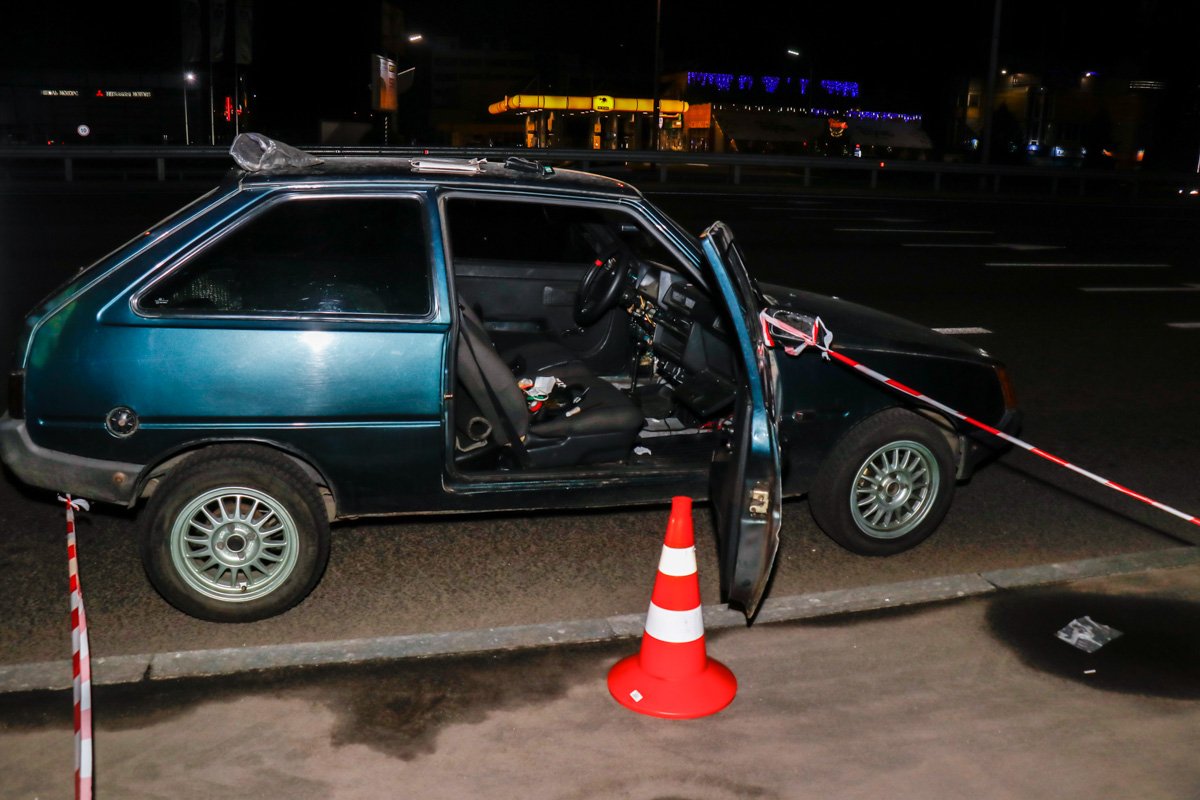 В машине ехало два человека В машине ехало два человека