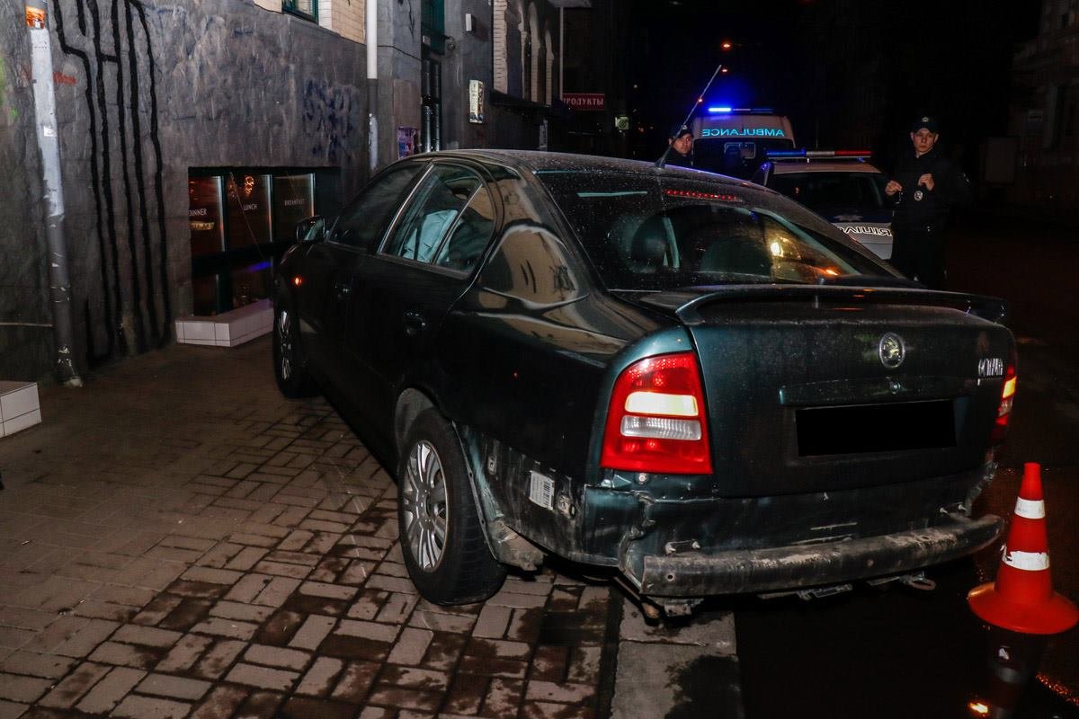 В момент ДТП пешеходов на тротуаре не было