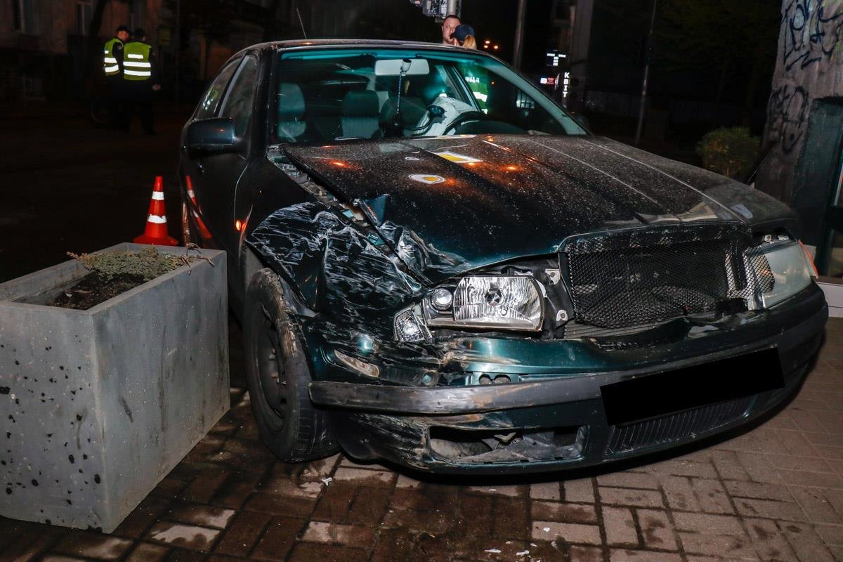 В момент ДТП пешеходов на тротуаре не было