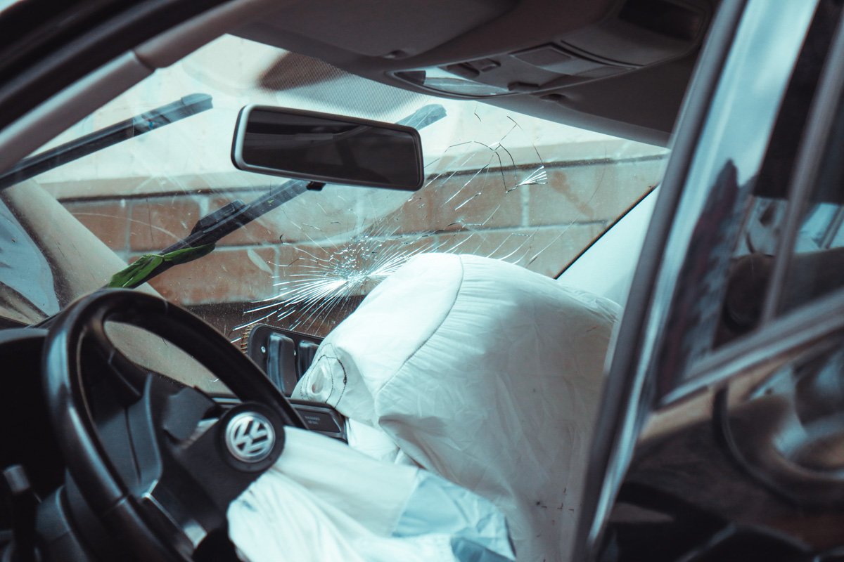 В машине сработала подушка безопасности В машине сработала подушка безопасности