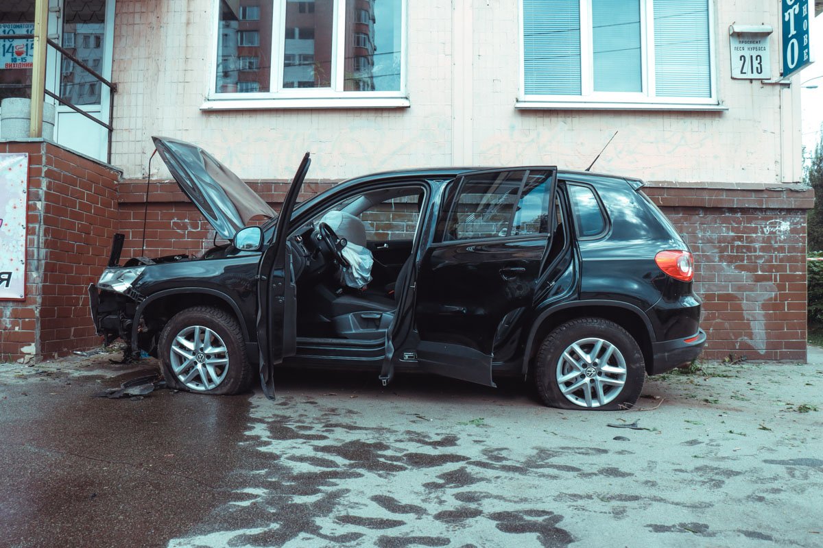 Машина вылетела на тротуар Машина вылетела на тротуар