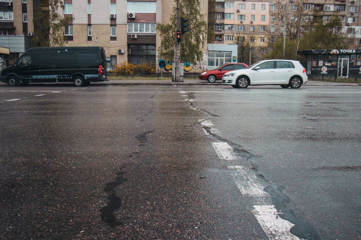 Трещины залиты горячим битумом Трещины залиты горячим битумом