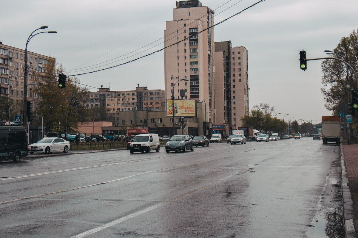 После дождя на Днепровской Набережной нет больших луж у обочины После дождя на Днепровской Набережной нет больших луж у обочины