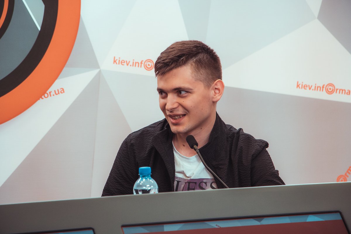 Многие песни для исполнительницы пишет продюсер Вадим Поротков