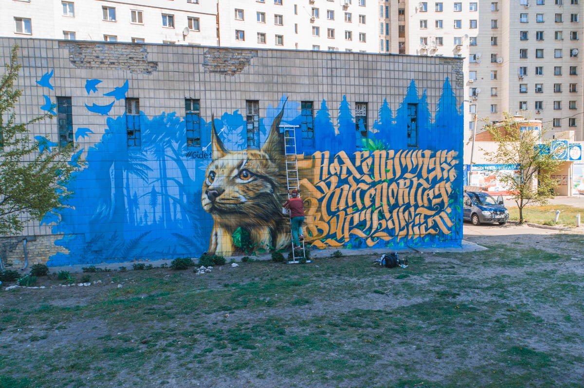 Молодой человек часто изображает животных