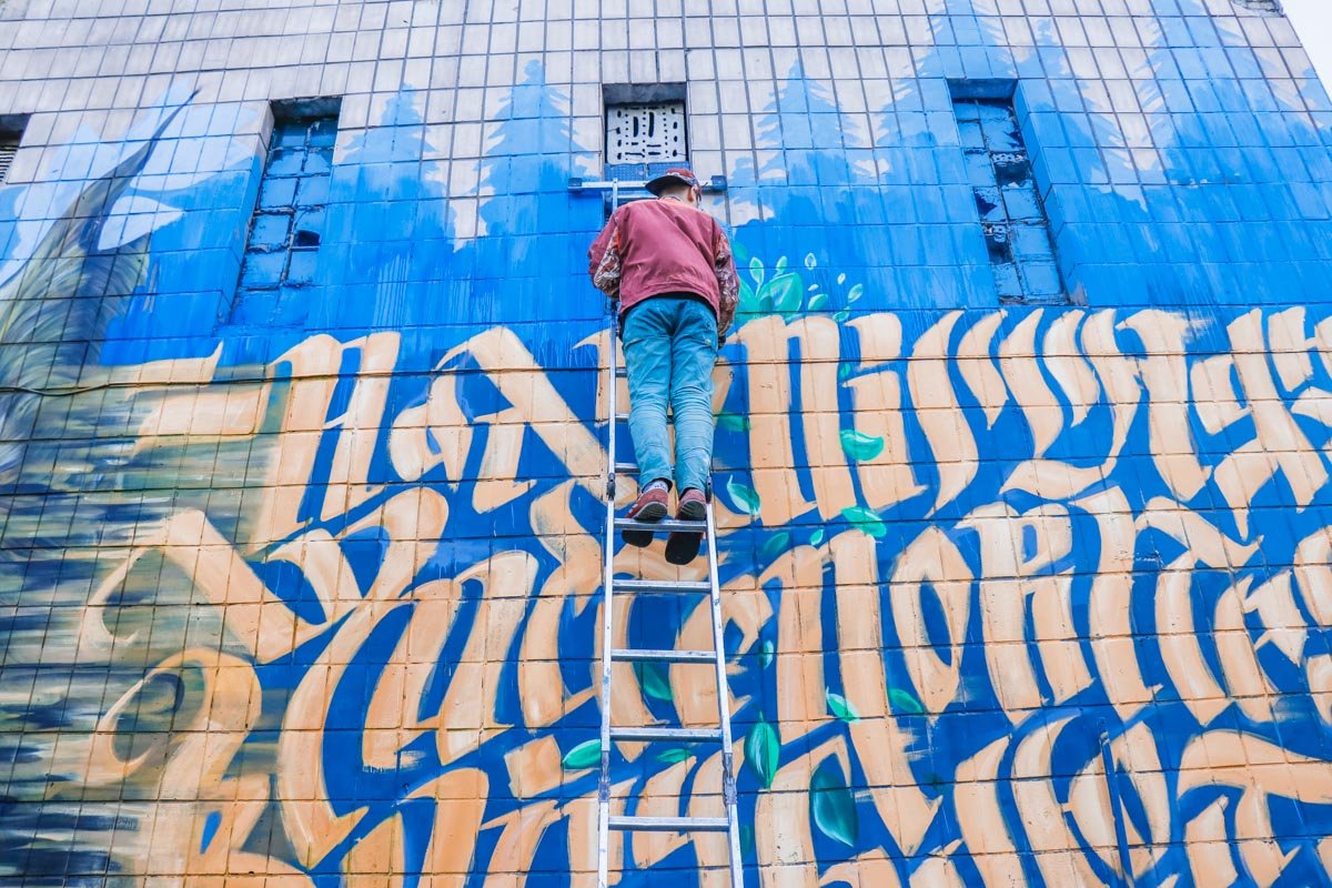 По профессии он графический дизайнер