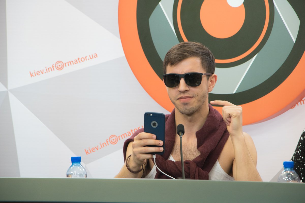 Сегодня Иван Люленов пришел не в чужом пиджаке:) Сегодня Иван Люленов пришел не в чужом пиджаке:)