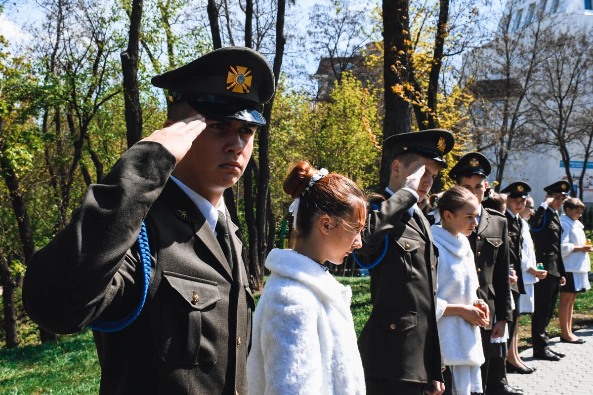 Воспитанники кадетского корпуса лицея-интерната №23. Парни в форме, девочки - в монто из искусственного меха. Температура на солнце больше 25 градусов Воспитанники кадетского корпуса лицея-интерната №23. Парни в форме, девочки - в монто из искусственного меха. Температура на солнце больше 25 градусов