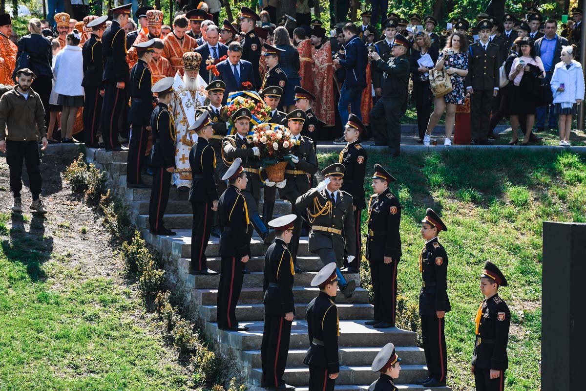 Патриарх Киевский и всея Руси-Украины Филарет спускается к кургану жертв Чернобыля для возложения цветов Патриарх Киевский и всея Руси-Украины Филарет спускается к кургану жертв Чернобыля для возложения цветов