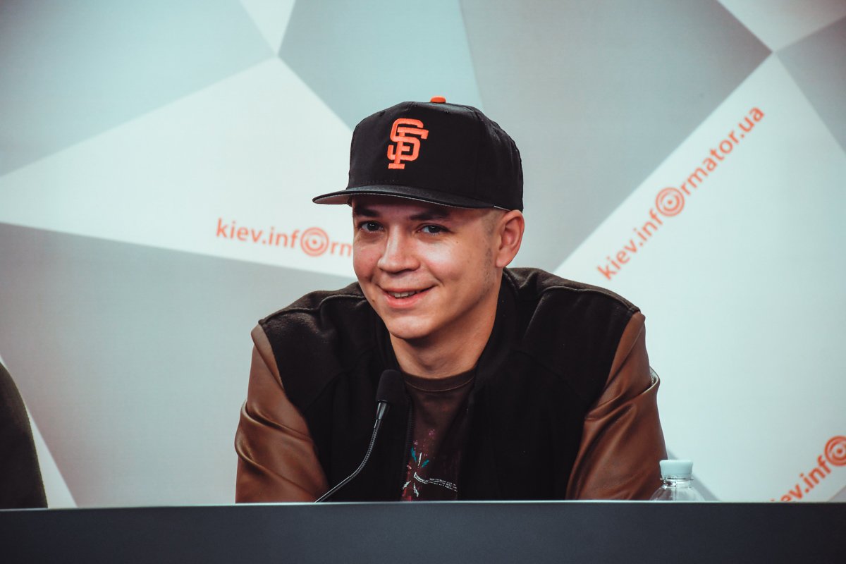 По сюжету клипа парни топят в унитазе депутата