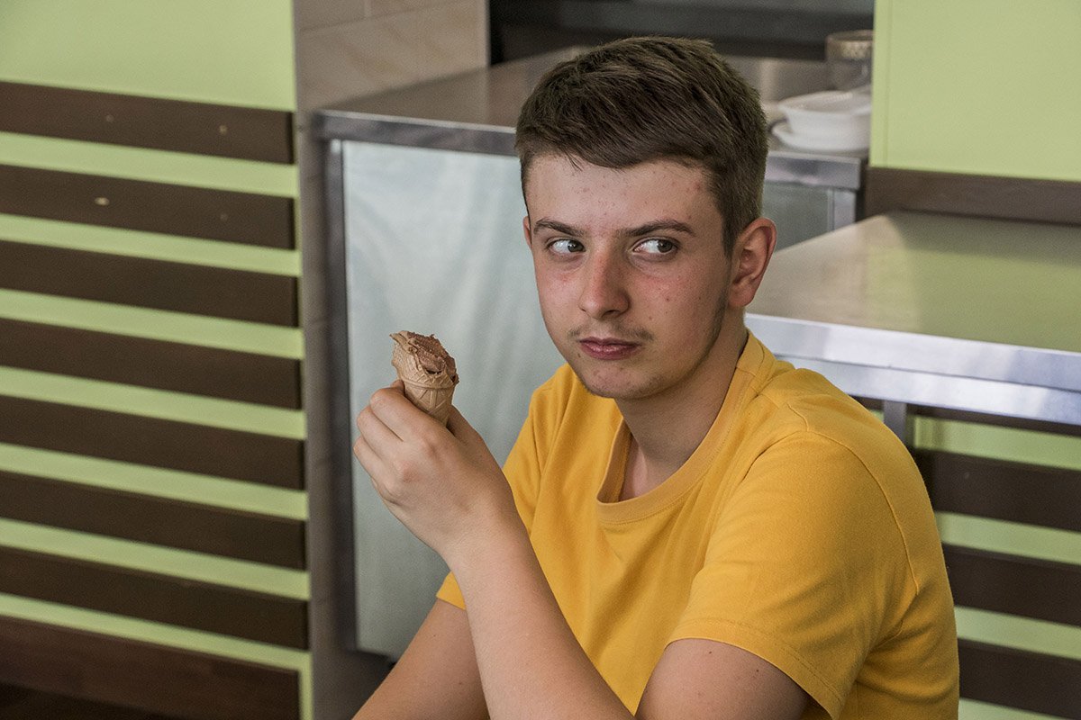 Ребята угощались мороженым Ребята угощались мороженым