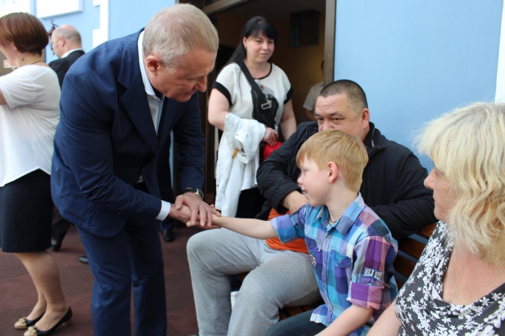 Он познакомился со всеми ребятами и мило пообщался с ними Он познакомился со всеми ребятами и мило пообщался с ними