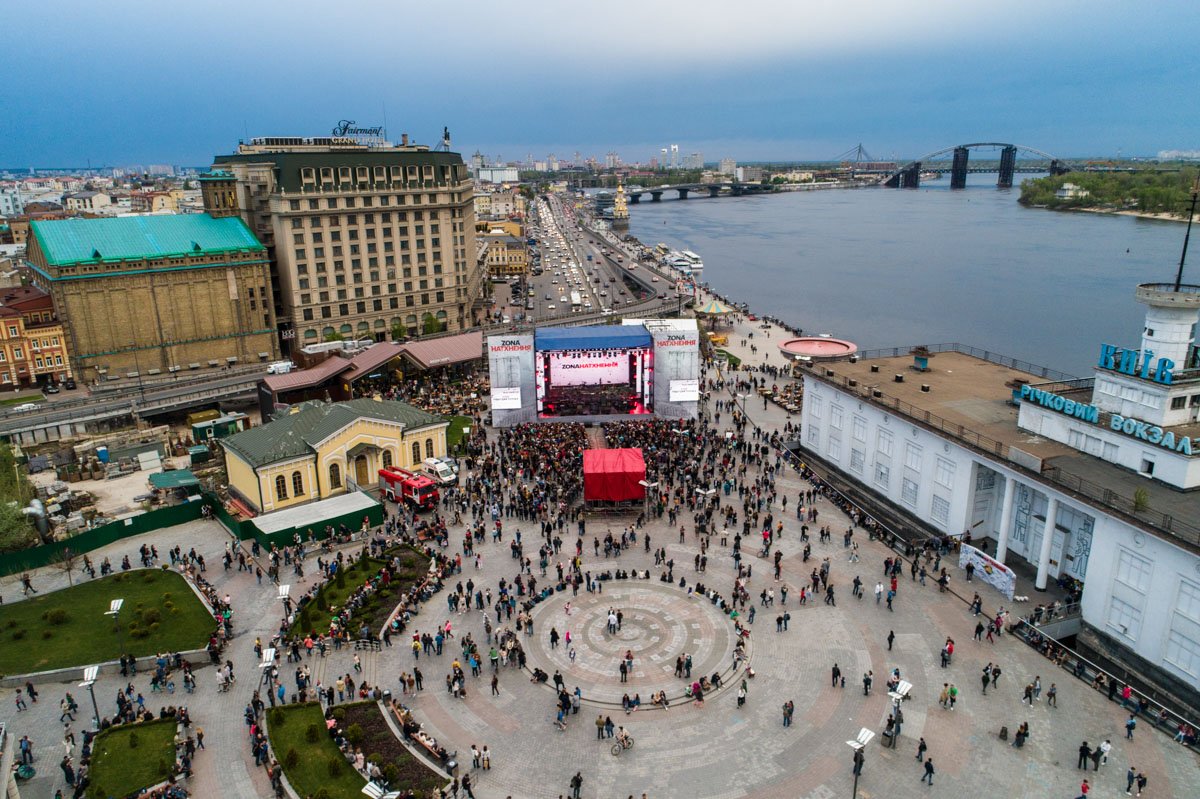 Люди только начинали собираться на концерт в ZonaНатхнення