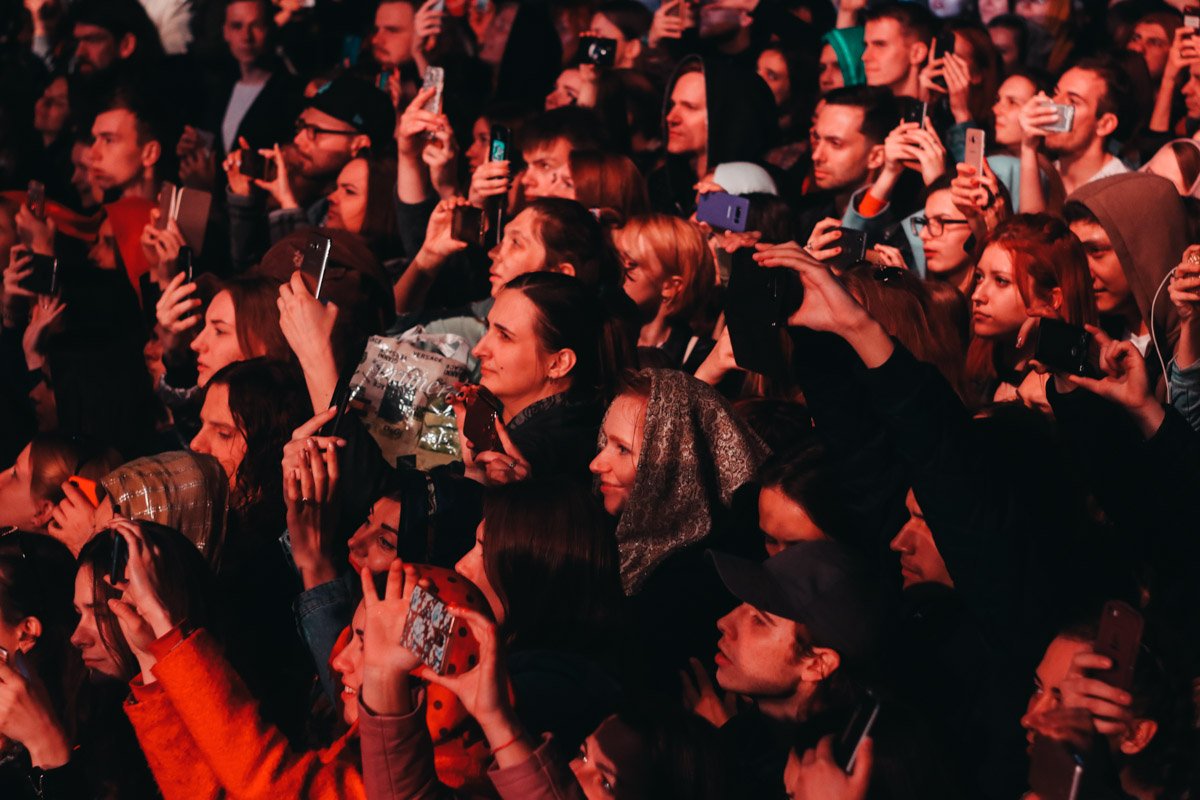 Люди неустанно пытались запечатлеть этот день 