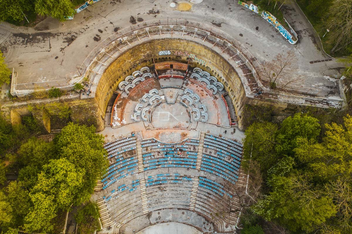 В конце апреля в театр закрыли доступ и наняли охрану