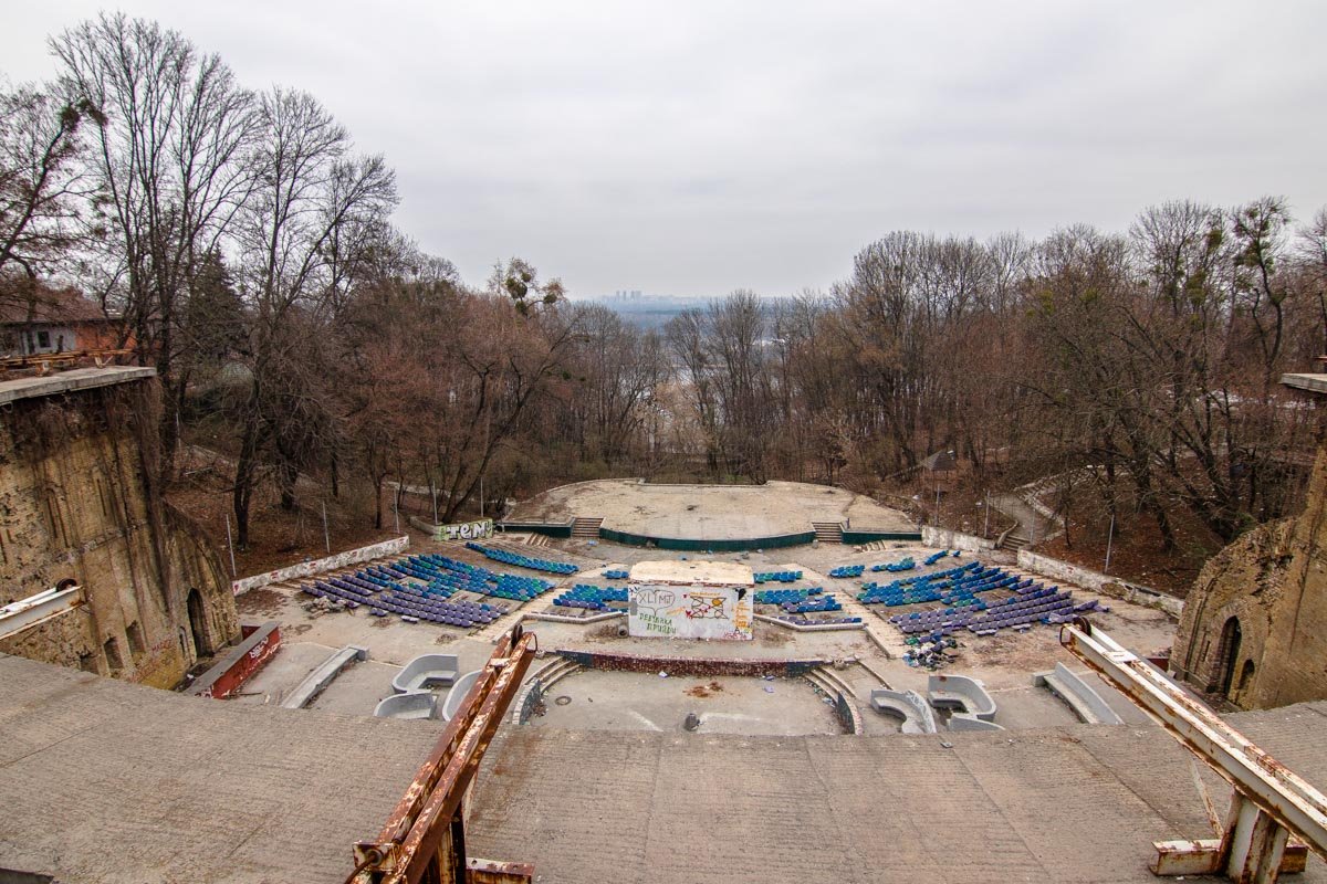А таким нас встречал театр в первой половине апреля, когда в него еще можно было свободно войти