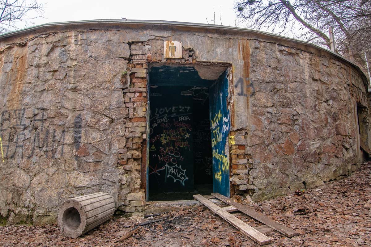 Следы визитеров повсюду