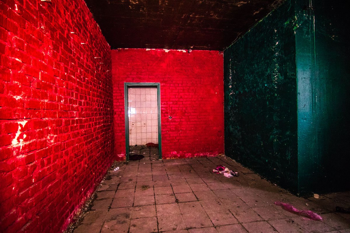 От стены до стены