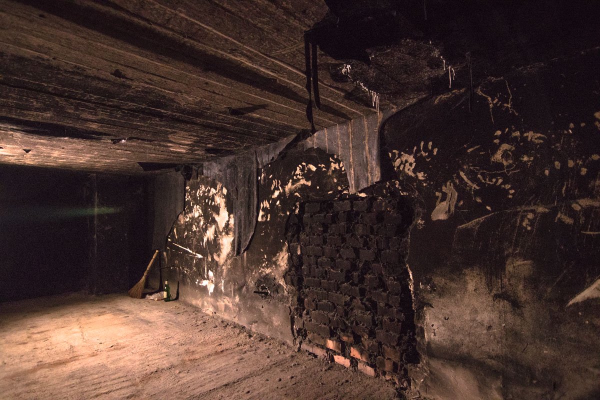 Настенная абстракция и незамысловатый быт здешних обитателей