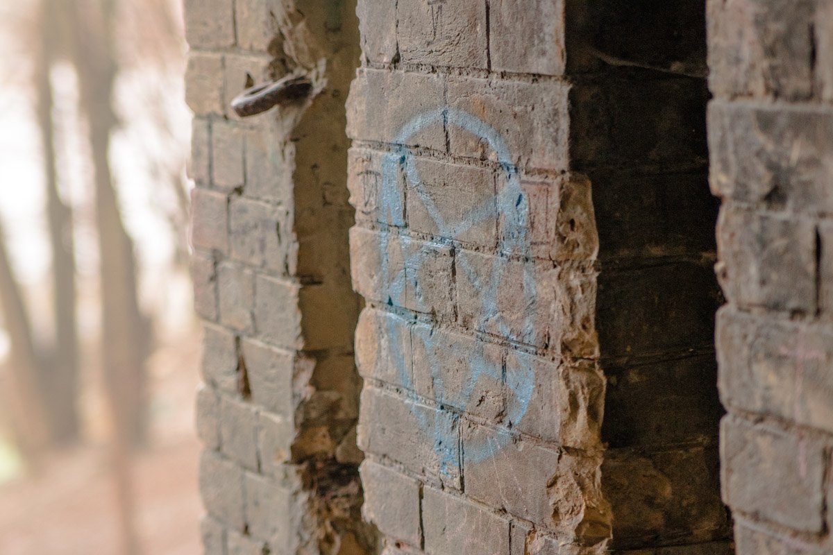 У входа встречает перевернутая пентаграмма