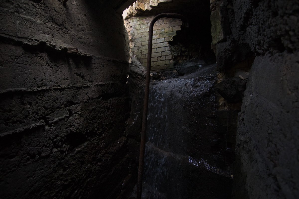 В галереях строения слышен шум воды