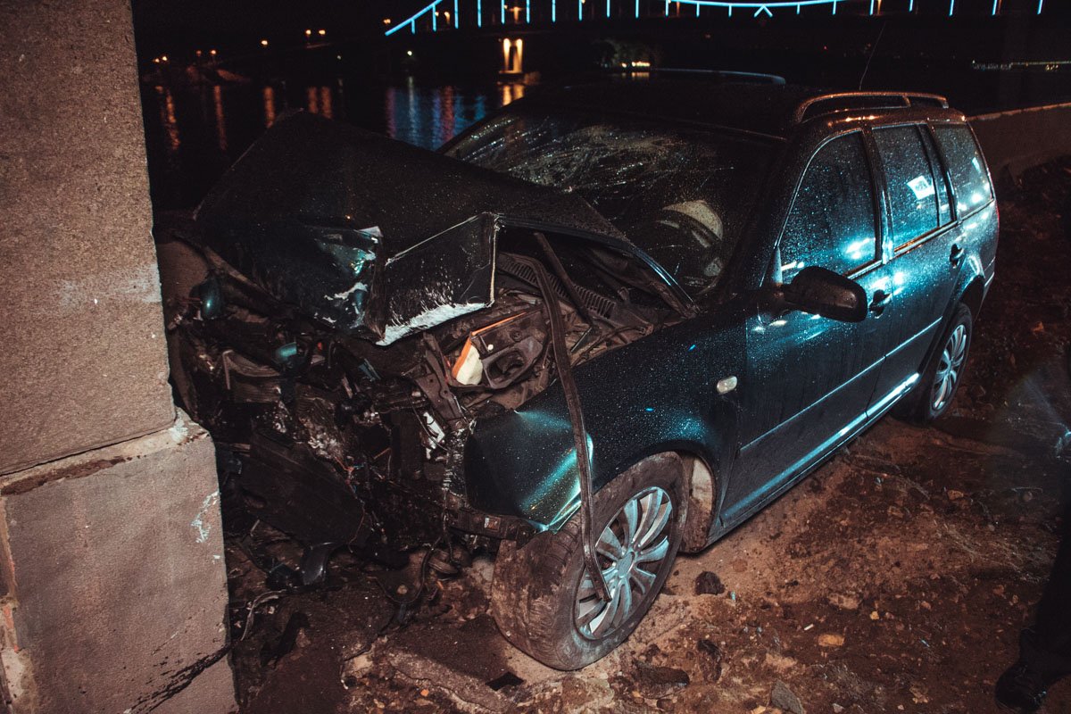 Volkswagen Golf в бетонном отбойнике