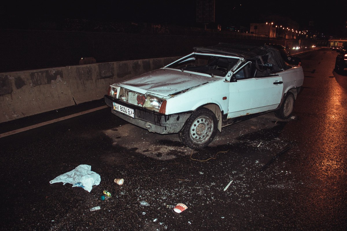 Осколки от обеих машин разлетелись по всей дороге