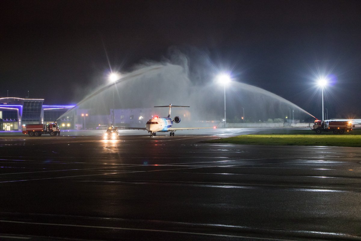 Первый рейс встречали водным салютом Первый рейс встречали водным салютом