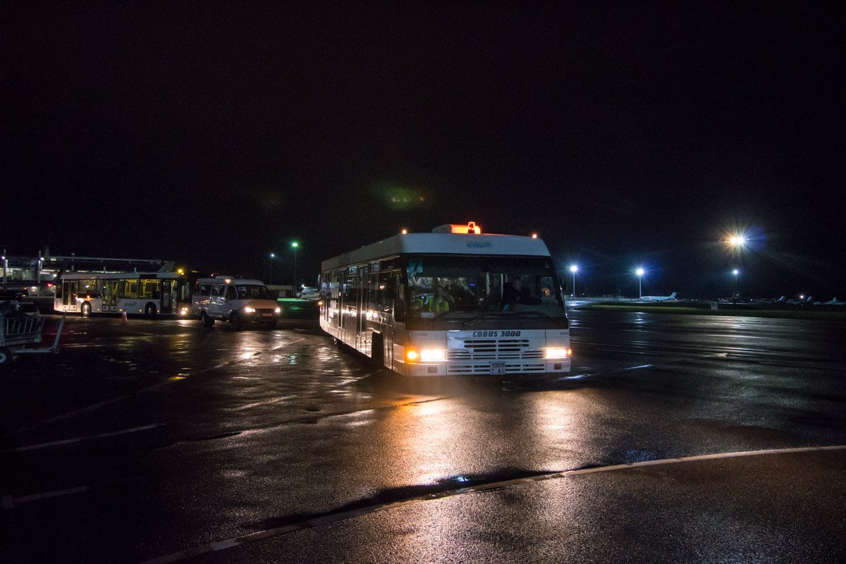 Автобус увозит пассажиров в аэропорт для прохождения таможенного контроля Автобус увозит пассажиров в аэропорт для прохождения таможенного контроля