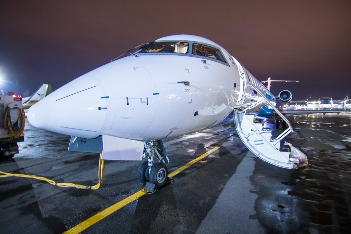 К самолету подключили аэродромный источник питания К самолету подключили аэродромный источник питания