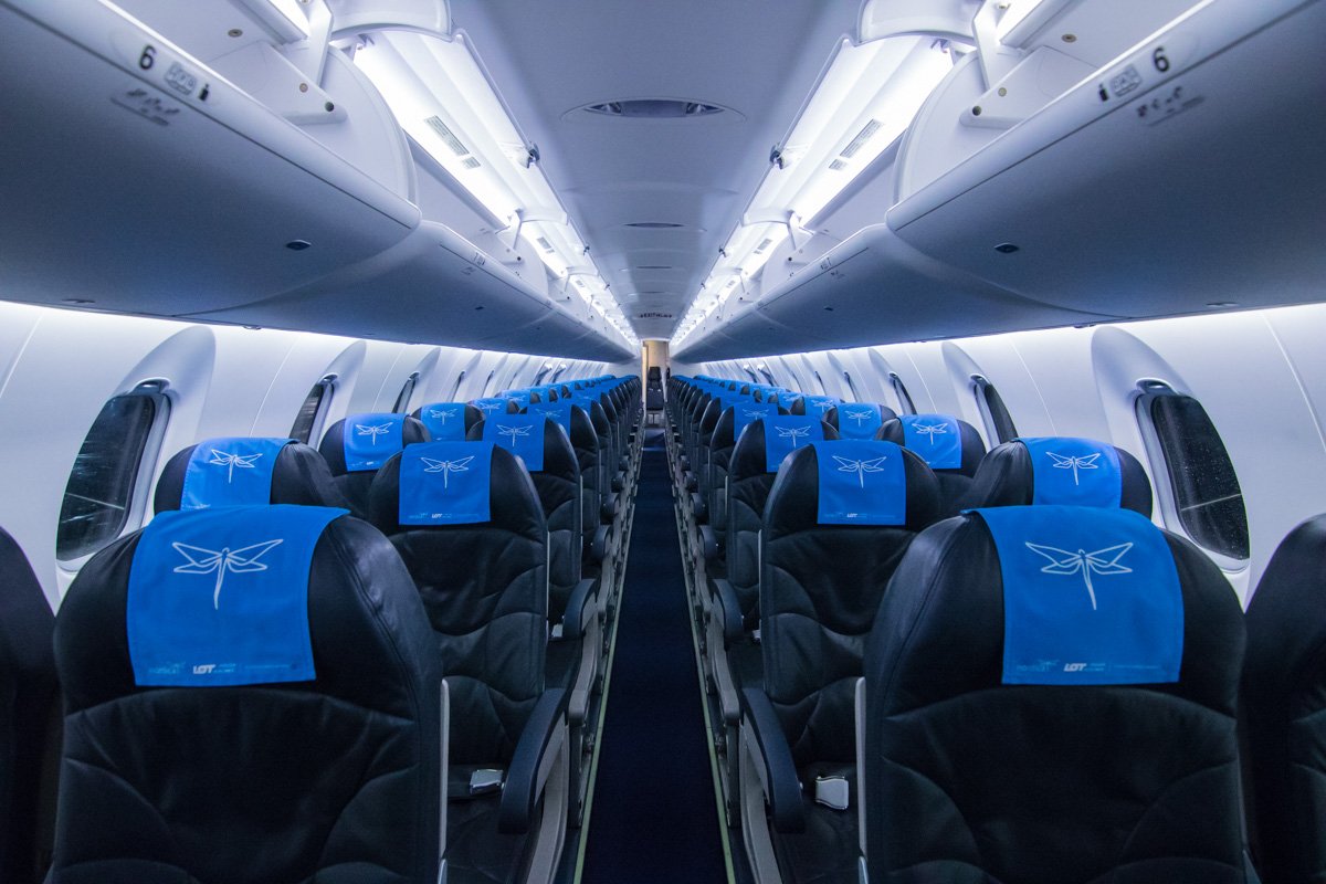 Данная модель самолета берет на борт 90 человек пассажиров Данная модель самолета берет на борт 90 человек пассажиров