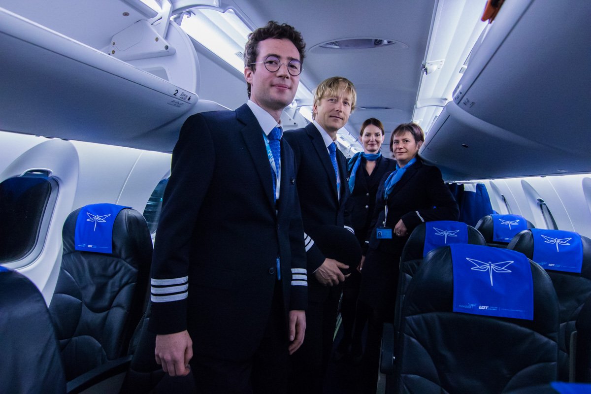 Экипаж после посадки любезно позирует операторам Экипаж после посадки любезно позирует операторам