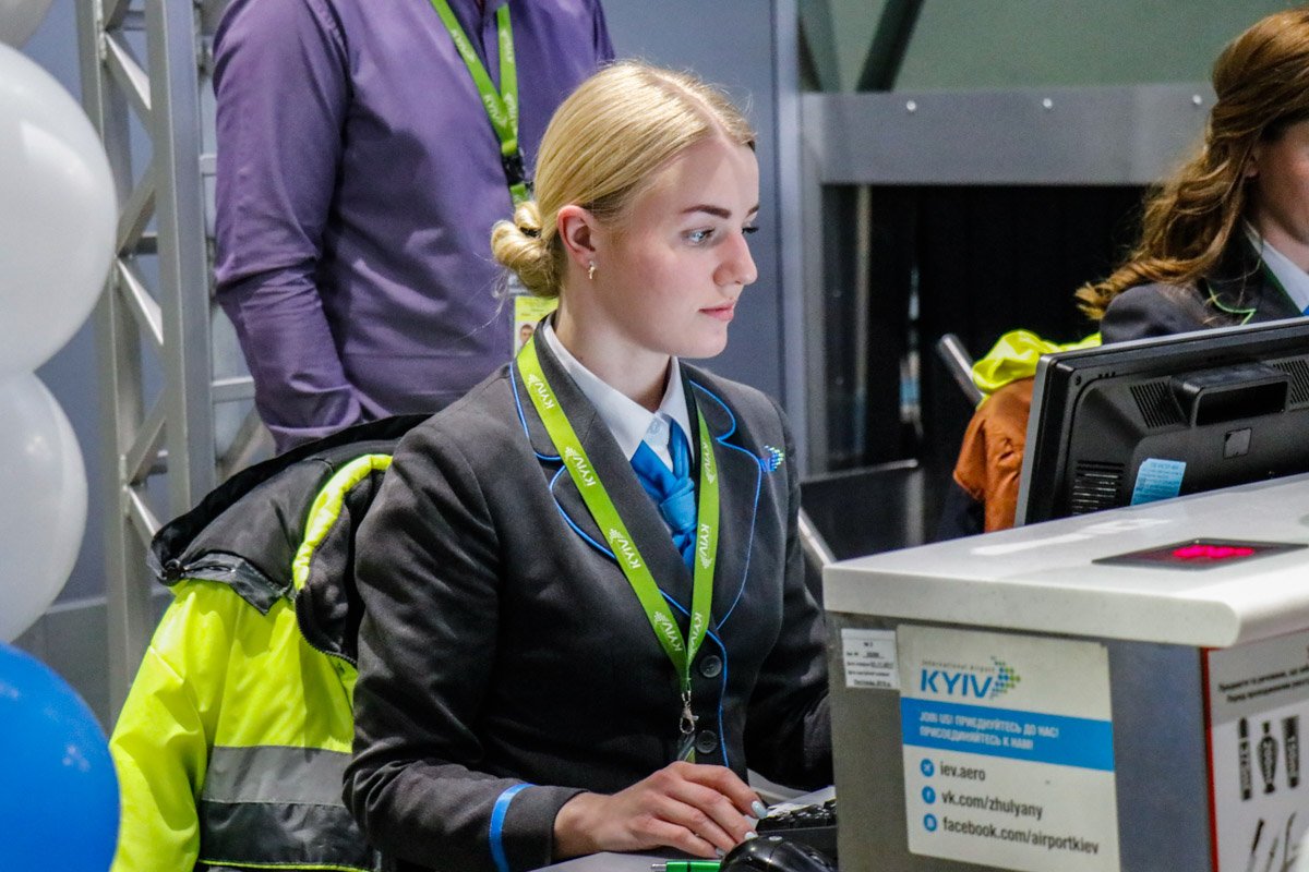 Девушки приветливо встречают всех пассажиров рейса