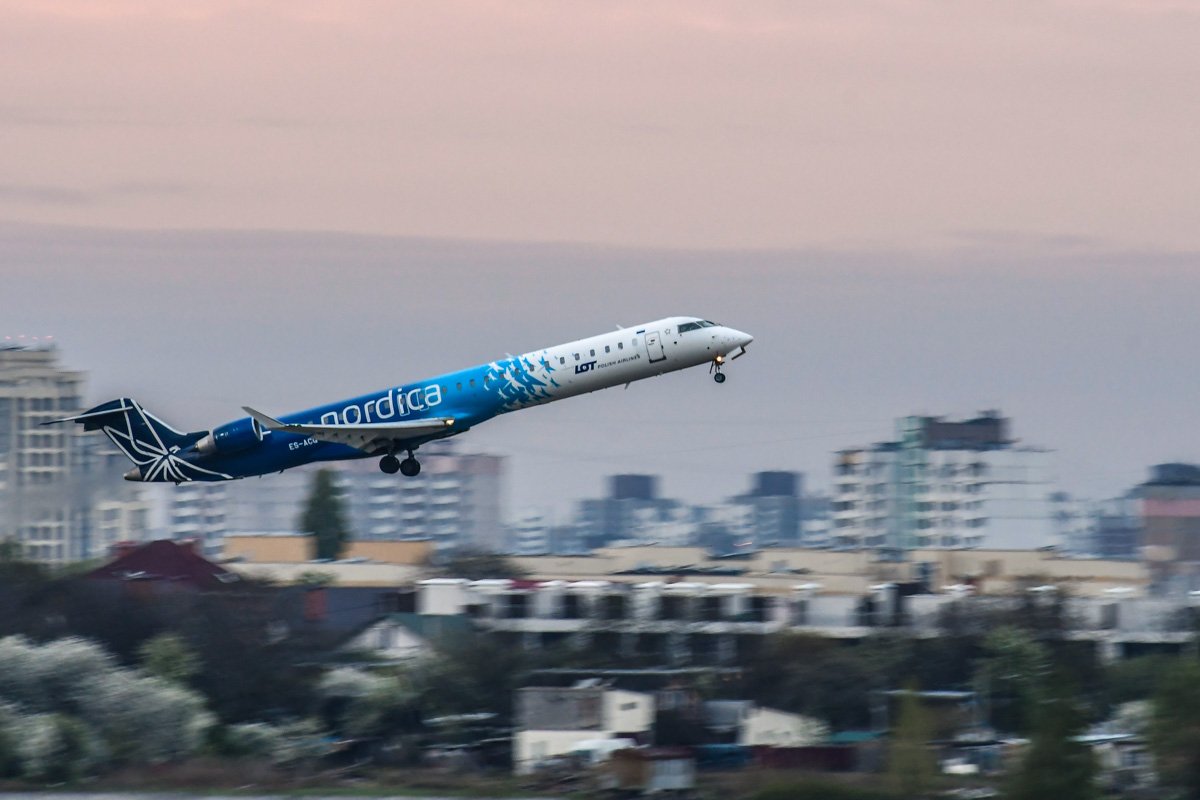 Первый пошел........самолет только оторвался от земли