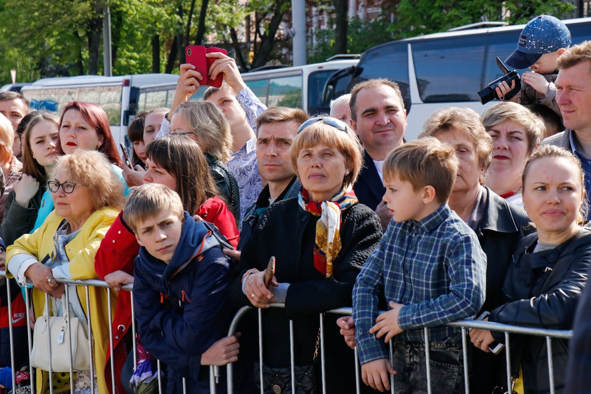Зрители пытались рассмотреть пограничников за забором