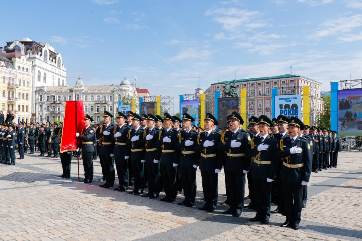 Выпускники поют гимн