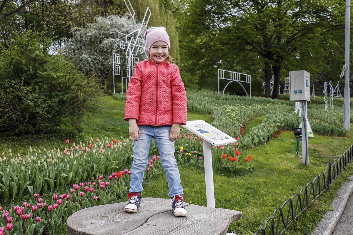 Деткам очень нравится гулять среди цветущих холмов Деткам очень нравится гулять среди цветущих холмов